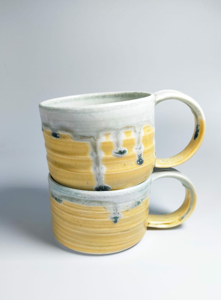 Mugs empilés en porcelaine glacier et or – Alice Arazar céramiste Toulouse