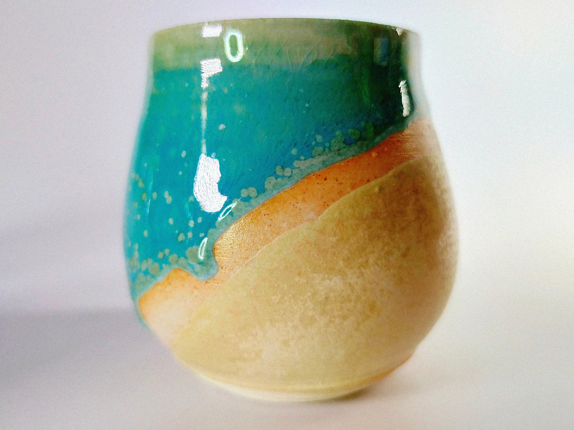 Tasse à expresso en porcelaine émaillée aux couleurs turquoise et or inspirées des paysages d'Occitanie — Alice Arazar céramiste à Toulouse