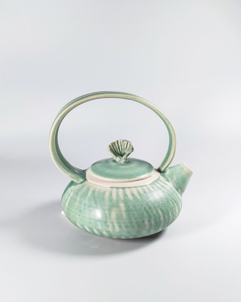 Théière en porcelaine jade avec anse ronde et décor coquillage – Alice Arazar céramiste Toulouse