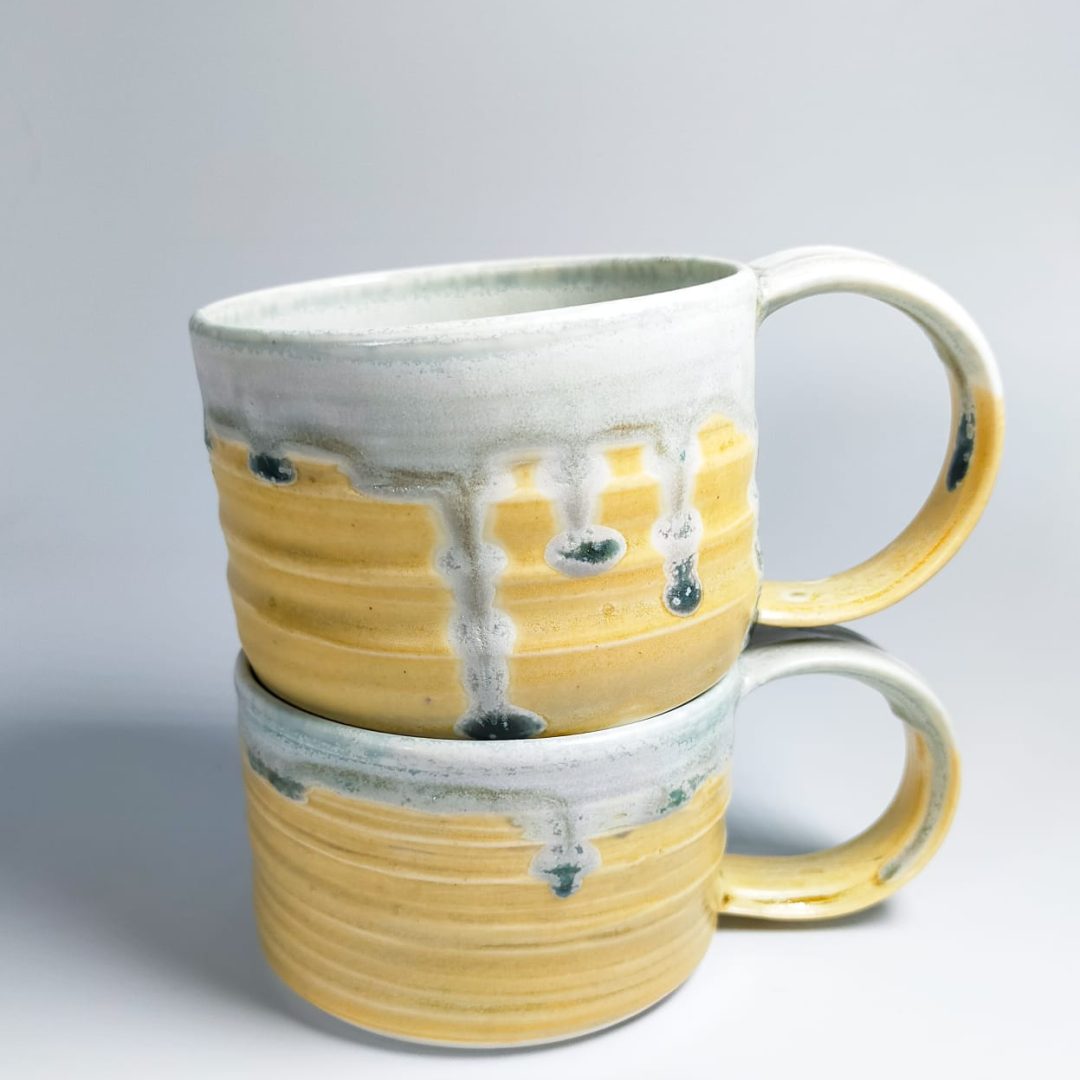 Mugs empilés en porcelaine glacier et or – Alice Arazar céramiste Toulouse